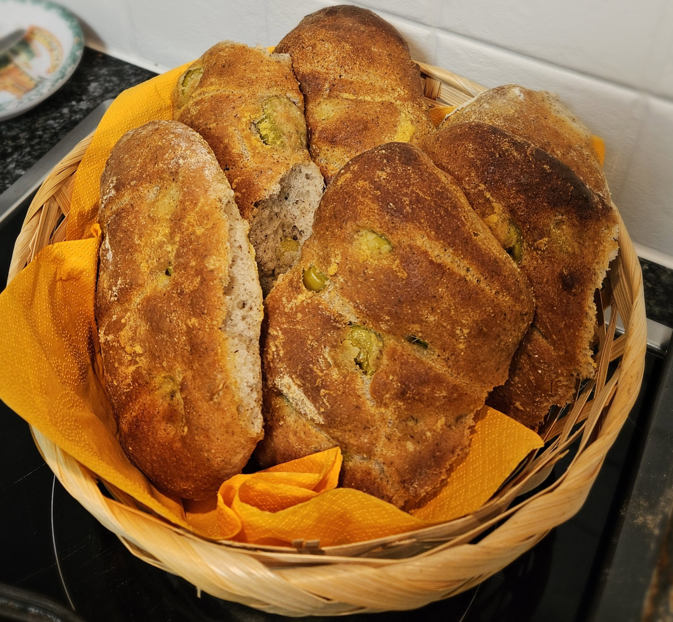 Frische glutenfreie Focaccia mit Oliven, knuspriger Kruste und luftiger Textur.