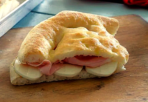 Glutenfreies Knoblauchbrot mit Schinken und Käse, frisch gebacken.