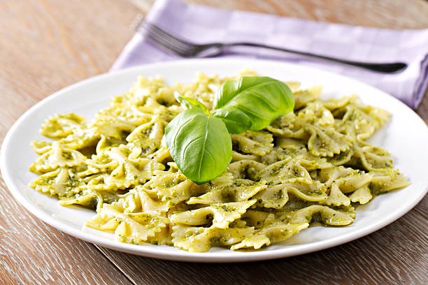 Frischer glutenfreier Pasta-Teller mit Basilikum, perfekt für glutenfreie italienische Küche.